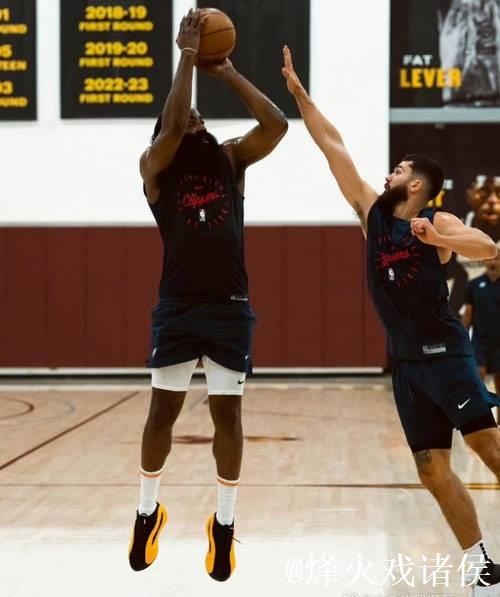 莱昂纳德休赛期进行膝盖手术 恢复尚未完全